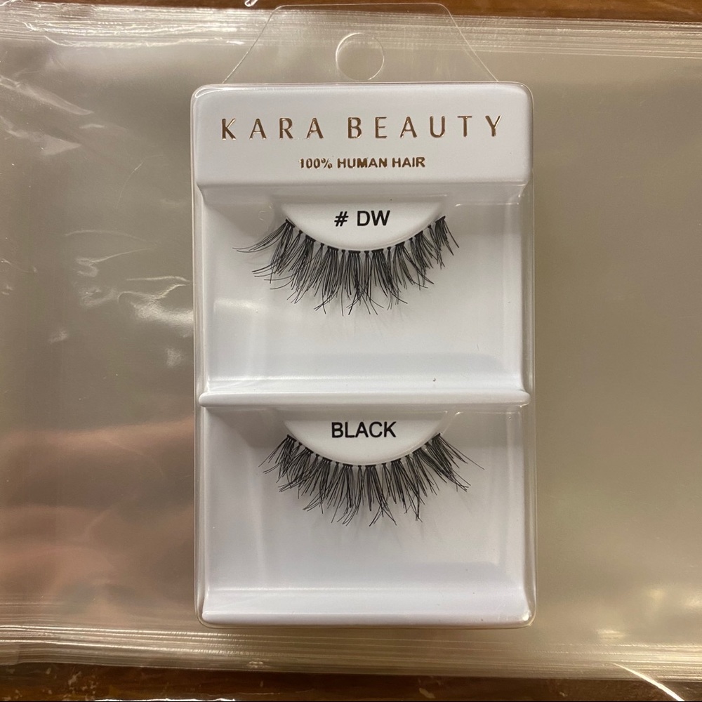 False Lashes in #DW